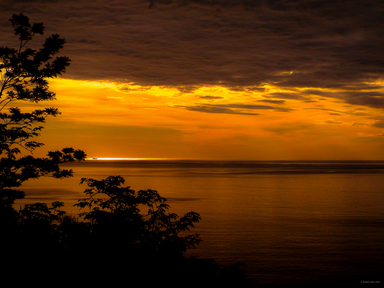 Nascer do sol visto do Parque Estadual de Ilhabela. Foto: Rafael Albo