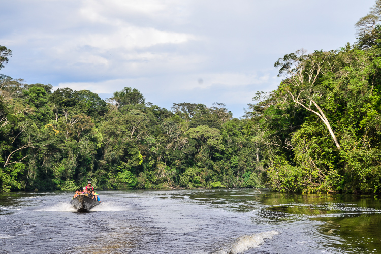 Navegando no Amapari. Parque Nacional Montanhas do Tumucumaque. Foto: Charly Sanches