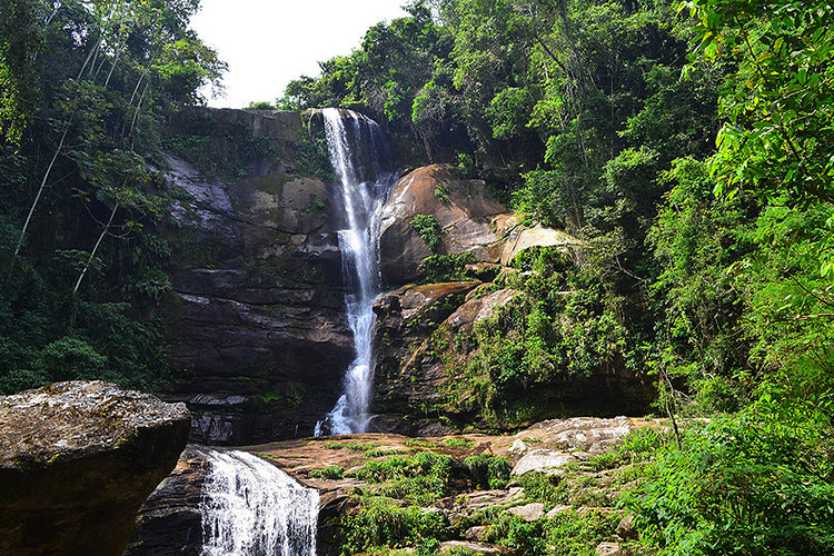 A Cachoeira Véu da Noiva, um dos atrativos mais populares do Cunhambebe. Rio de Janeiro. Foto: William Costa Rodrigues/WikiParques