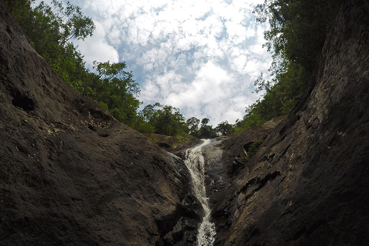 Uma das cachoeiras do Caminho das Águas, no Parque Natural Municipal de Nova Iguaçu, localizado no município de mesmo nome no Rio de Janeiro. Foto: Duda Menegassi