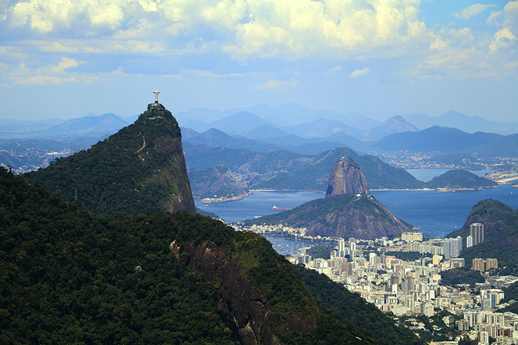 O cartão-postal do Rio de Janeiro, Cidade Maravilhosa, visto do Mirante da Pedra da Proa, no Parque Nacional da Tijuca. Foto: Duda Menegassi