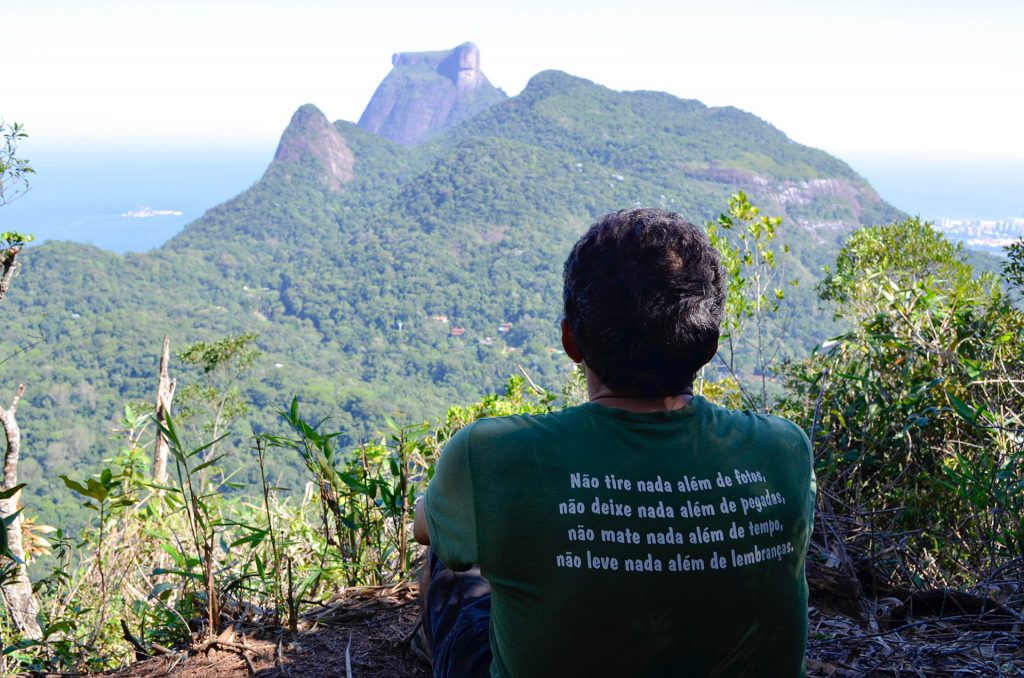 Visitante observa a paisagem no Mirante da Freira. Parque Nacional da Tijuca. Foto: Peterson de Almeida