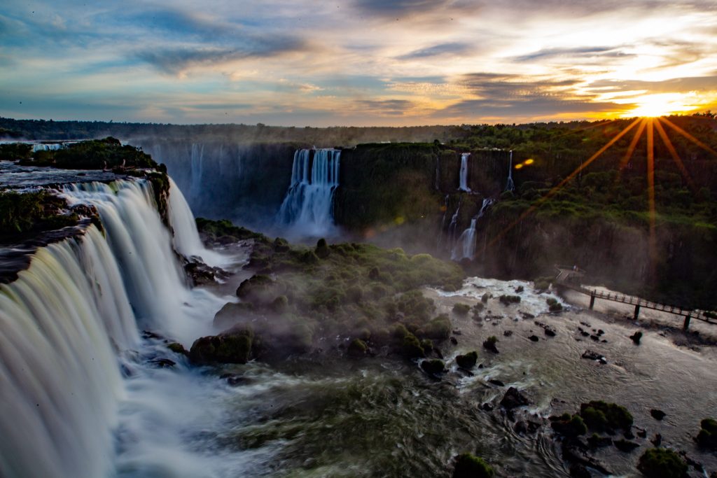 Pôr do Sol nas Cataratas do Iguaçu. Foto: Bruno Bimbato