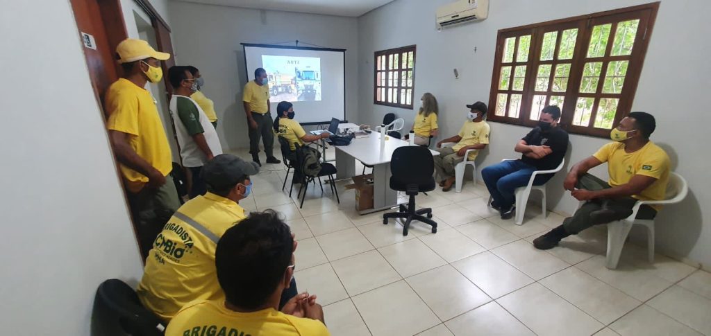 Funcionários do parque em treinamento para uso do tanque de combate a incêndios. Foto: Divulgação