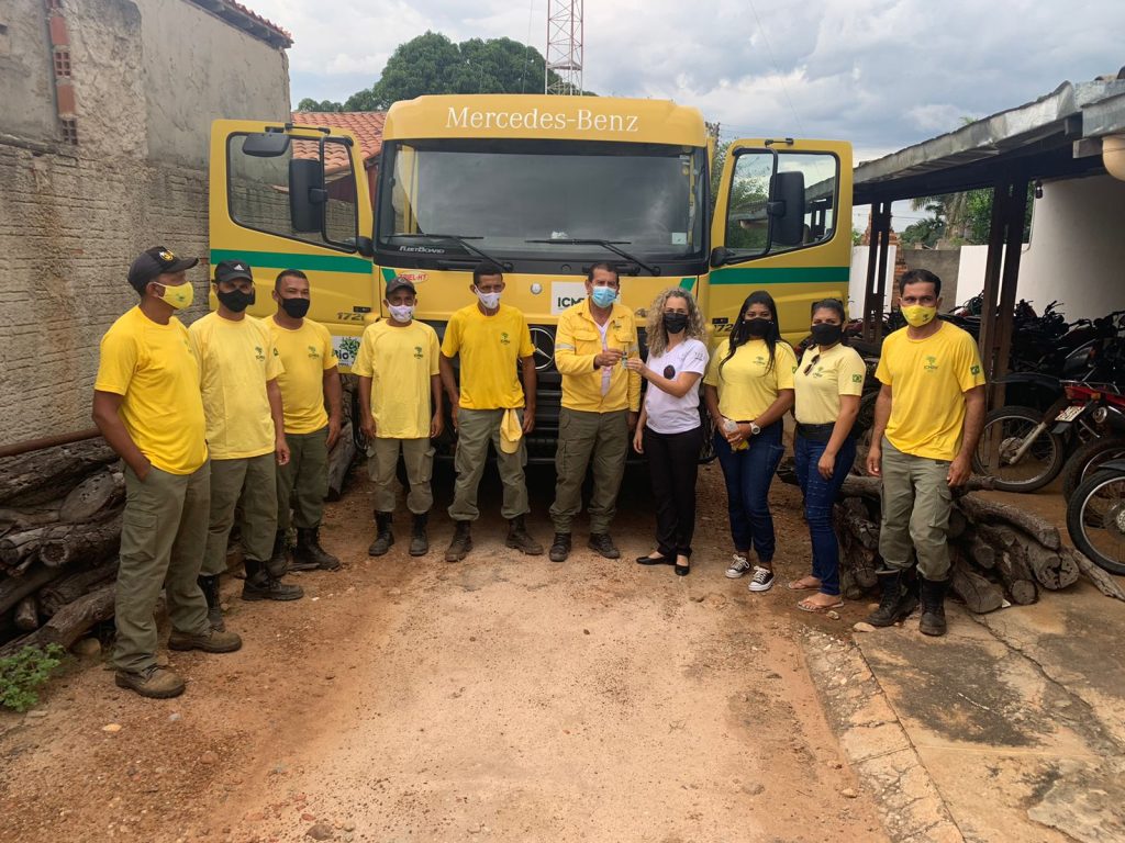 A equipe do parque e o caminhão bombeiro Auto Bomba Tanque Florestal. Foto: Divulgação