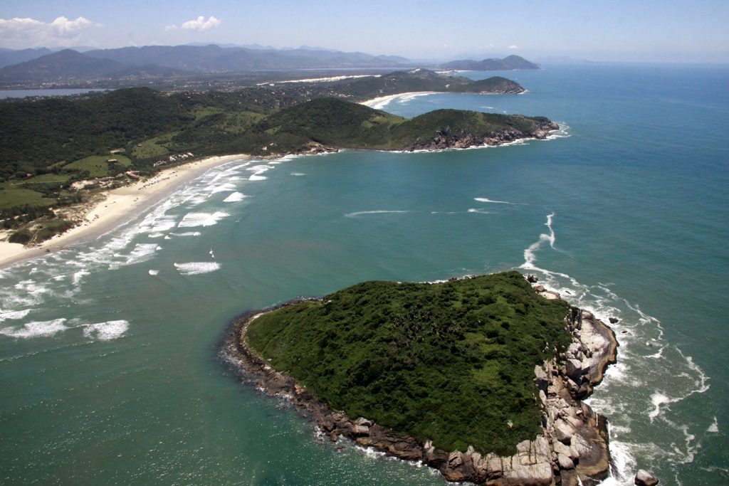 Vista aérea da Área de Proteção Ambiental Baleia Franca. A unidade de conservação foi a mais visitada de 2020. Foto: Acervo ICMBio