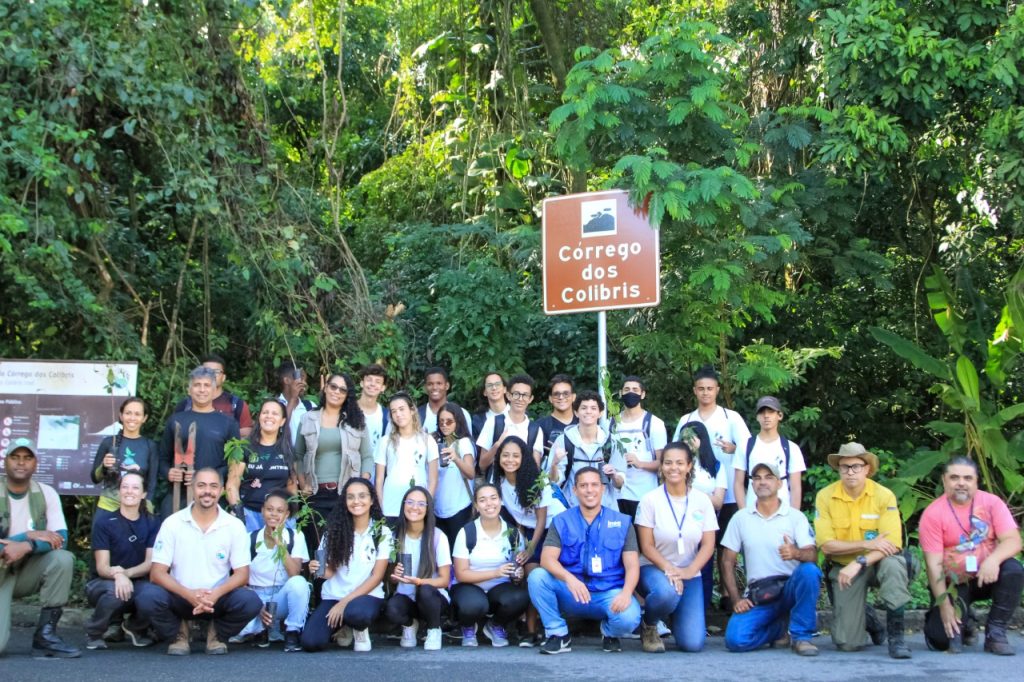 A equipe do Parque Estadual da Serra da Tiririca e 20 voluntários plantaram 28 mudas de Guarajuba. Foto: Filipe Augusto